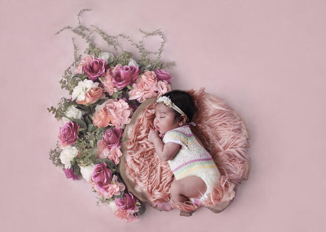 Newborn photograph 24